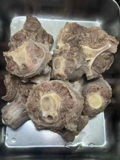 栗入り牛テールの煮込みの作り方：1