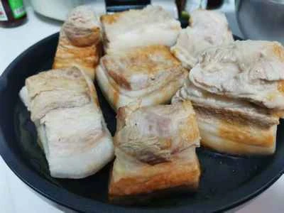 大晦日のディナーに欠かせない一品：電気グリドルで作る、塩漬けカラシナ入り豚肉の煮込み - ステップ3