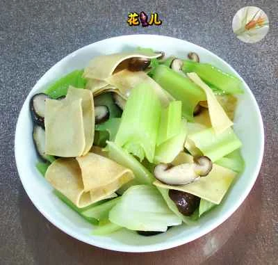 椎茸、豆腐皮、セロリの炒め物のレシピ