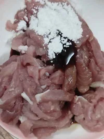 細切り豚肉と玉ねぎの炒め物の作り方：2