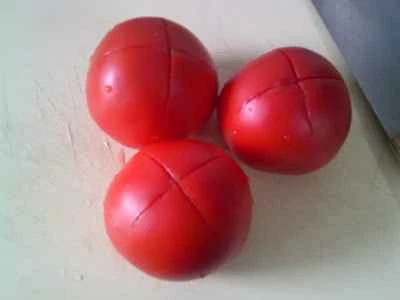 トマトとオイルの三角形を作る手順：2