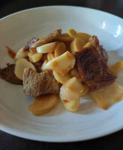 生姜とニンニクで豚肉を2度煮する手順：8