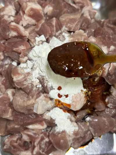 ニンニク風味の豚肉の角切りを作る手順：4