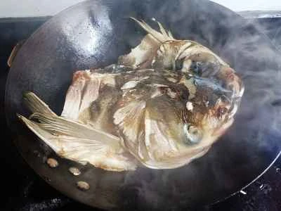 赤いスープで豆腐と銀鯉の頭を煮込んだ煮込み料理の作り方：5