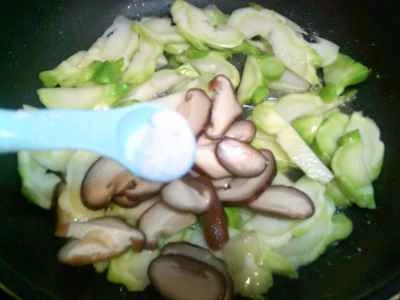 椎茸とベビーチンゲン菜の炒め物の作り方：6