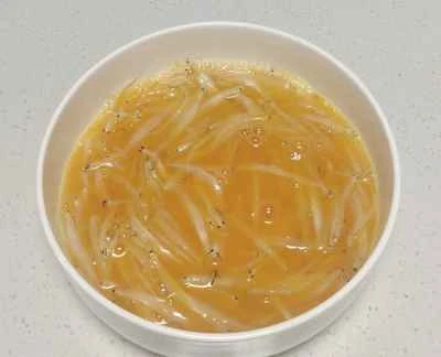 小さな銀色の魚を使ったオムレツの作り方：1