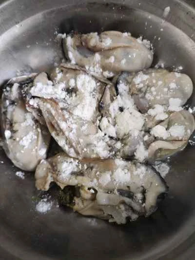 生姜とネギで炒めた牡蠣の作り方：5