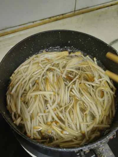 エノキ茸と牛肉のサラダの作り方：2