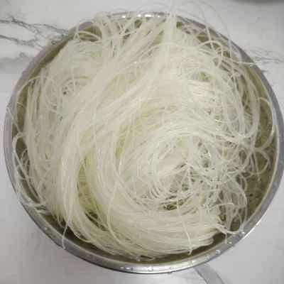 澄んだ水で作るミートボールライスヌードルミールの作り方：1