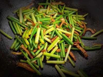 ニンニクの芽と豚肉の炒め物の作り方：6