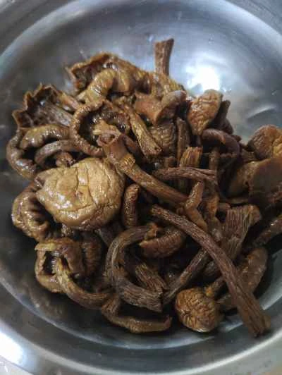 中華ソーセージとキノコの炒め物の作り方：1