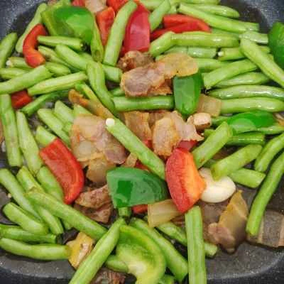 乾燥鍋でインゲンと豚肉を炒める手順：9