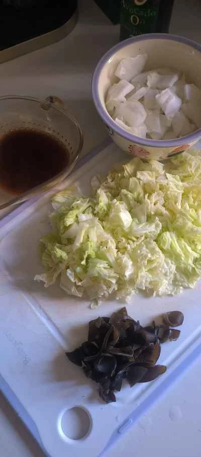 黒キクラゲとキャベツの炒め物の作り方：1.