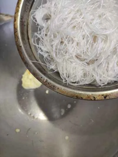 タロイモと春雨を玉ねぎと卵で炒める手順：6