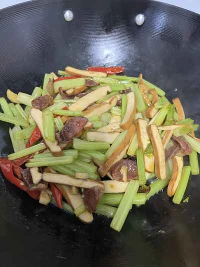 セロリ、干し豆腐、ソーセージ炒めの作り方：9