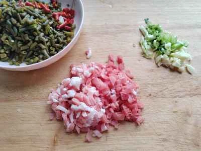 インゲンの漬物ができました。漬け始めて15日目ですでに酸っぱくなっていましたが、食べるまで半月待ちました。作り方：2