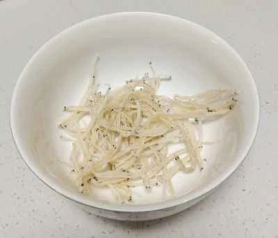 小銀魚とネギ入り目玉焼きの作り方：1