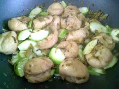 ズッキーニとピクルス、揚げグルテンの炒め物を作る手順：10