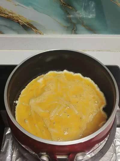 小さな銀色の魚を使ったオムレツの作り方：3