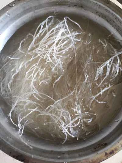 蒸しタロイモと春雨のミートソース炒めの作り方：1