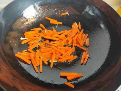 エノキ茸、ニンジン、細切り豚肉の炒め物の作り方：4