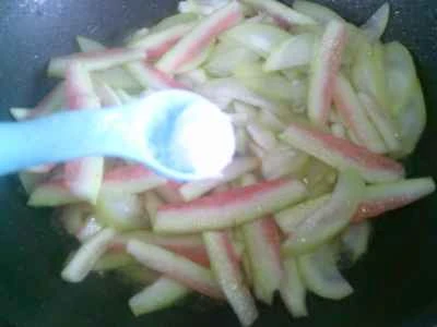 スイカの皮と夜咲きセレウスの炒め物の作り方：10