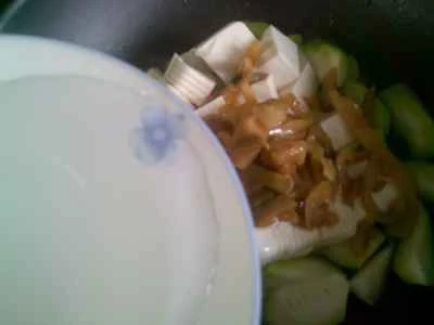 漬けたカラシナ、細切りヘチマ、角切りヘチマを使った煮豆腐の作り方：6