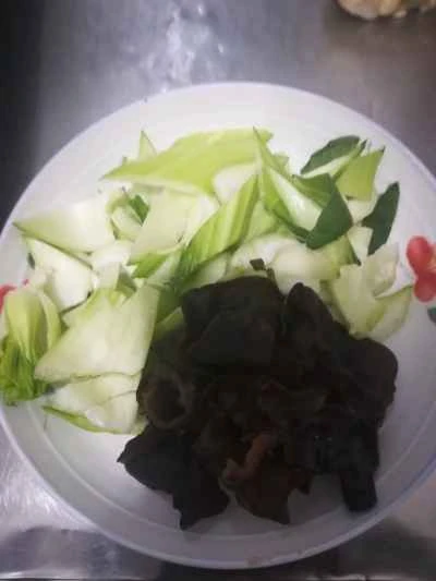 セロリの葉とキクラゲのサラダの作り方：2