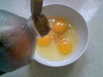 黒キクラゲ、ランチョンミート、卵を使った卵炒めの作り方：2