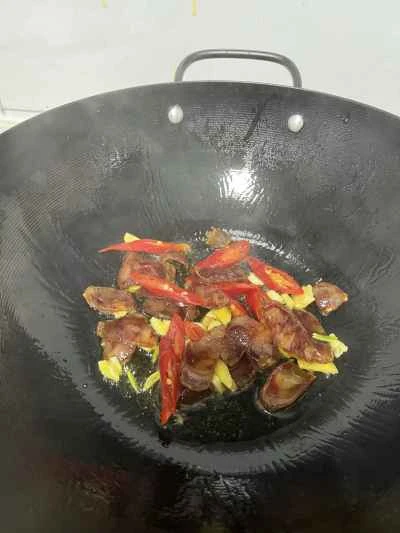 セロリ、干し豆腐、ソーセージ炒めの作り方：6