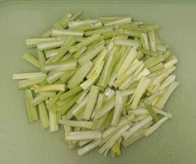 細切り豚肉とセロリの炒め物の作り方：1