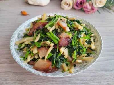 豚バラ肉とたけのことハーブ炒めのレシピ