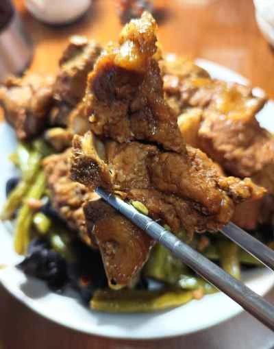 グリーンビーンズソースで煮込んだ豚スペアリブのレシピ