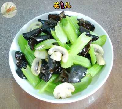 きのこ、黒キクラゲ、セロリの炒め物のレシピ