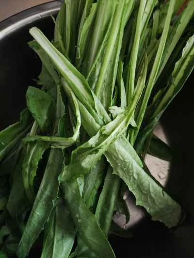 ニンニク風味のロメインレタスの作り方：1