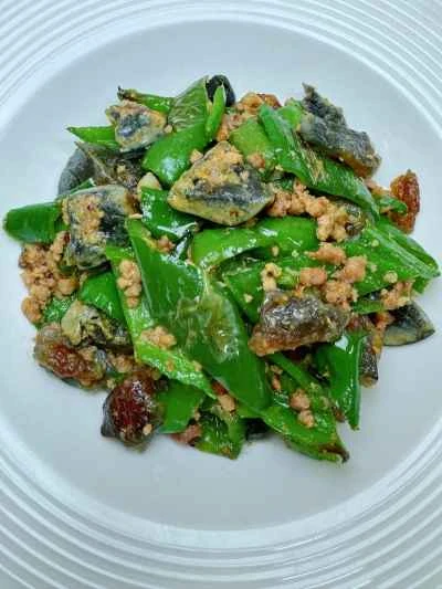 ひき肉、塩卵、ピーマンの炒め物のレシピ