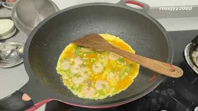 エビ、ネギ、スクランブルエッグの作り方：6