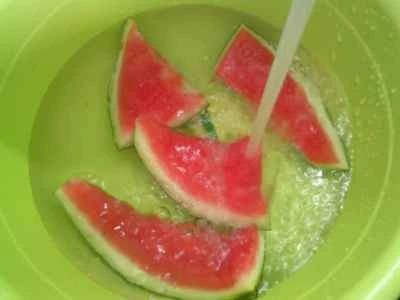 スイカの皮とキノコの炒め物の作り方：2