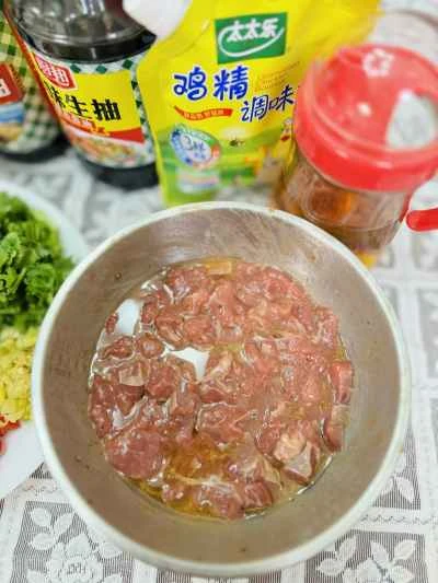 香米虎の家庭風牛肉とピーマン炒めのレシピ：7つのステップ