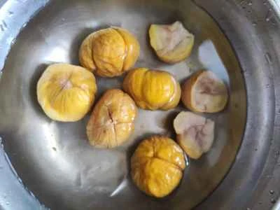 黒キノコと栗の蒸し塩鶏の作り方：2