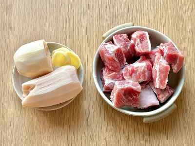 豚バラ肉とレンコンのスープの作り方：1