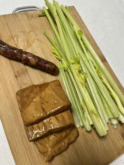 セロリ、干し豆腐、ソーセージ炒めの作り方：1