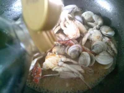 ワタリガニとアサリの炒め物の作り方：8