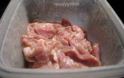 黒豆ソースとインゲン豆で炒めた細切り豚肉の作り方：1