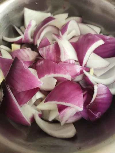 玉ねぎと赤ソーセージの炒め物の作り方：1