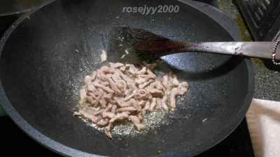 黒豆ソースとインゲン豆で炒めた豚肉の細切りの作り方：3