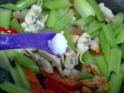 2種類の新鮮な材料を使ったセロリ炒めの作り方：13