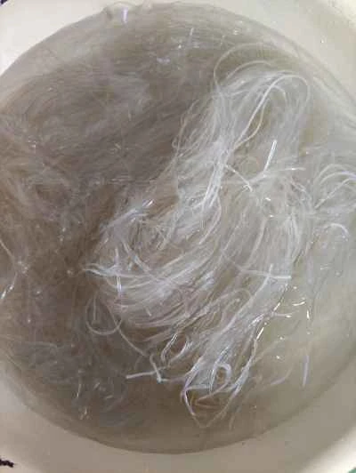 玉ねぎ、ニンジン、卵入りの里芋と春雨炒めの作り方：1