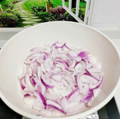 卵と玉ねぎのスープを作る手順：1