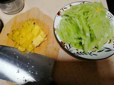 パイナップルとレタスの炒め物の作り方：2
